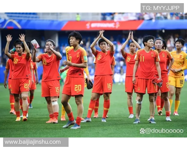 中国女足球星风采展现：聚焦她们的荣耀与拼搏精神