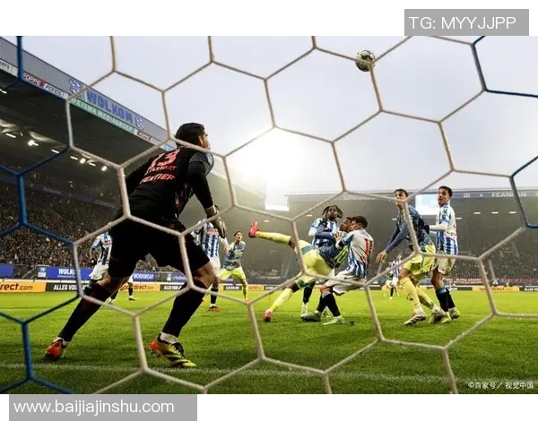 以足球场上护队友为核心的球星解析与精神传承